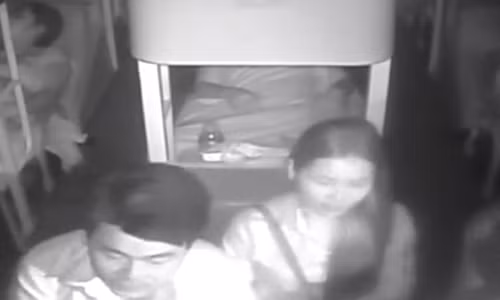 Nữ quái “nhàn nhã” lục túi trộm tiền rồi trả lại cho chủ