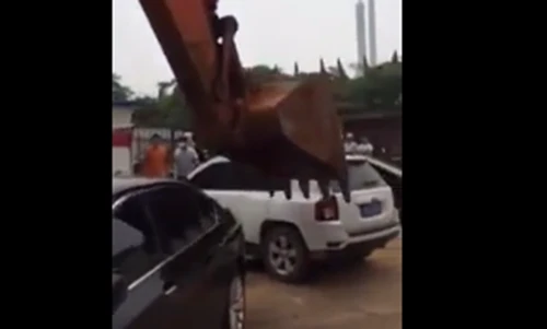 Xót lòng nhìn loạt xế hộp sang bị máy xúc "xử đẹp"