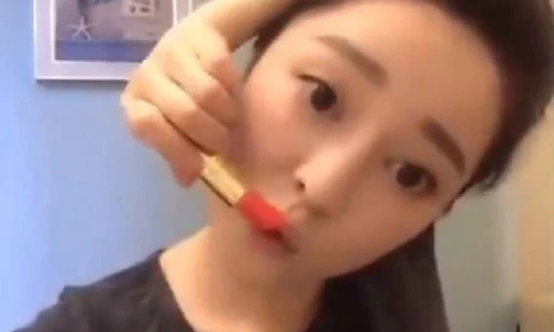 Rộ trào lưu “vòng tay qua đầu đánh son” khiến giới trẻ phát sốt