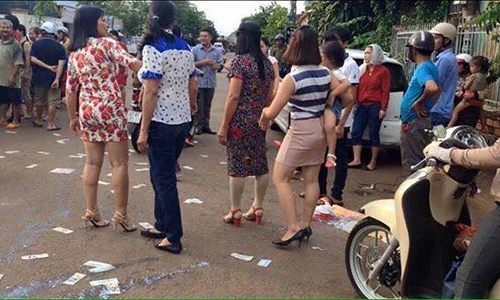 Khóc lóc, mở nhạc đám ma, rải vàng mã... mừng đám cưới