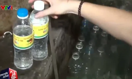 Rợn người phương thức pha chế giấm gạo giả từ nước lã và axit