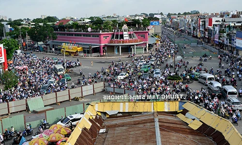 Ảnh: Dựng lô cốt mới, đường Sài Gòn tê liệt giao thông