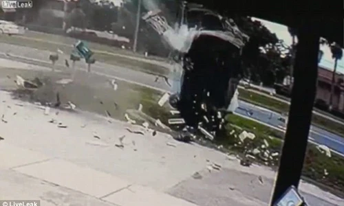 Xe lộn 5 vòng trên không, tài xế thoát chết khó tin