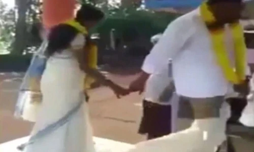 Cô dâu vụng về làm chú rể… lộ hàng