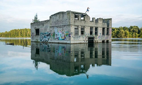 Bí ẩn nhà tù chìm trong biển nước