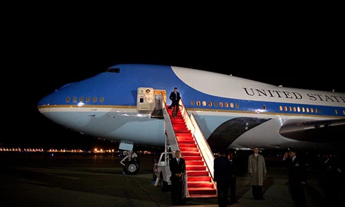 Chuyên cơ của Tổng thống Obama tự phòng thủ thế nào?