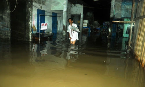 Mưa lịch sử ở Sài Gòn: Ở truồng, ăn mì gói trên “ốc đảo“ 