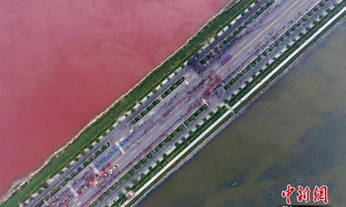 Lạnh người với hồ muối 4.000 năm biến thành “hồ máu“