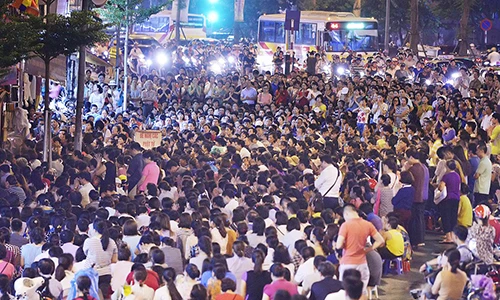 Ảnh: Biển người đội mưa dự lễ Vu lan ngoài đường