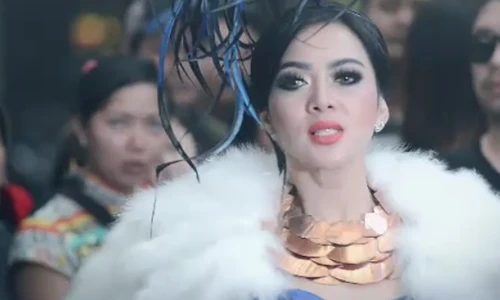 Bất ngờ với nữ ca sĩ Indonesia giống hệt Lý Nhã Kỳ