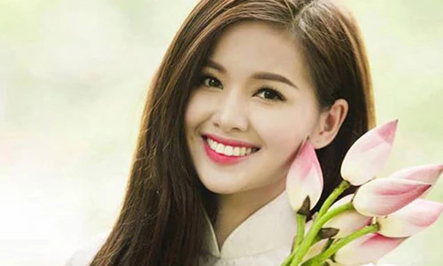 Ngắm hot girl Việt tinh khôi trong tà áo dài trắng