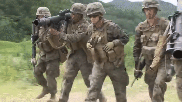 Thực tế cho thấy súng chống tăng RPG-7 của Nga vẫn cực đáng sợ. Loại vũ khí này có thể vô hiệu hóa ngay cả xe tăng M1 Abrams của Mỹ khi chúng bắn vào hông xe, hay phía sau chiến xa này.