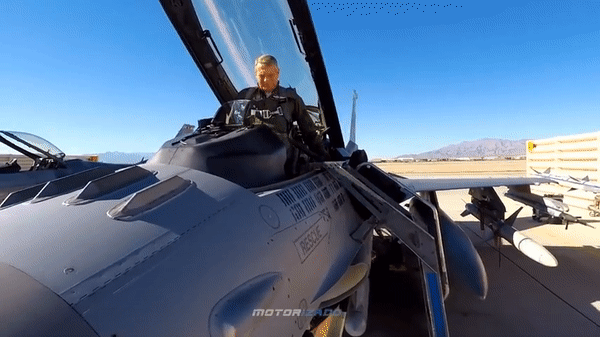 Trước đó, Bulgaria đã trả 1,67 tỷ USD mua lô 8 tiêm kích F-16V đầu tiên kèm vũ khí và huấn luyện, ban đầu dự kiến bàn giao năm 2023. (Bình quân 208 triệu USD/chiếc).