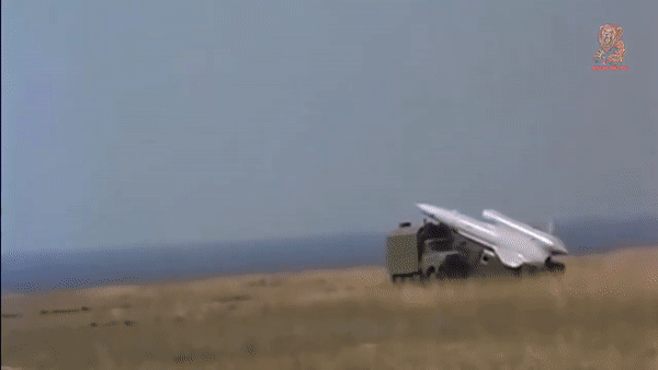 Tu-141 Swift được phóng từ một bệ được gắn trên rơ-moóc bằng tên lửa đẩy thuốc phóng rắn.