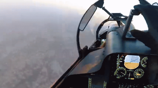 Có tất cả 12 giá treo vũ khí bên ngoài, có thể mang theo nhiều loại vũ khí khác nhau, trong đó có các loại tên lửa dẫn đường tầm nhiệt hoặc laser.