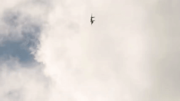 Về trang bị vũ khí Su-30SM có khả năng mang tới 8 tấn vũ khí bao gồm pháo, tên lửa, rocket và các loại bom.