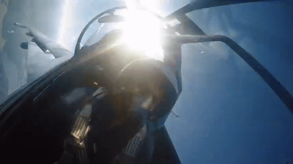 Ngoài động cơ điều chỉnh hướng phụt 2D, Su-30SM còn được thiết kế cánh mũi giúp chiếc máy bay này trở nên siêu cơ động trong không chiến.