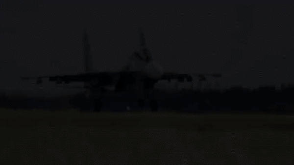 Để làm được điều này máy bay được trang bị hai động cơ kiểm soát vector lực đẩy hai chiều AL-31FP, có tổng lực đẩy lên tới 25.000 kg.