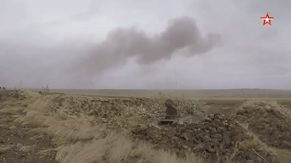 Mỗi khi khai hỏa, máy phóng của Meteorit mang hai dây đạn đường kính 93mm, mỗi dây chứa hơn 700kg thuốc nổ dẻo hay thuốc nổ mạnh TNT.