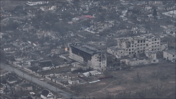 Điều này giúp UR-77 không những có khả năng tấn công trên đất liền mà chúng còn được dùng để tấn công trong các cuộc đổ bộ đánh chiếm đảo.