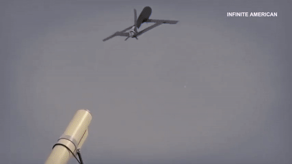 Ông Kirby cho biết thêm mẫu UAV tự sát này được phát triển theo hợp đồng giữa Lầu Năm Góc và AEVEX Aerospace.