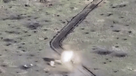 "Hai quả tên lửa chống tăng cũng không ngăn được chiếc xe. Tổ lái gửi lời chào đến các binh sĩ Ukraine và hẹn sớm gặp lại họ", tài khoản BTR80 viết.