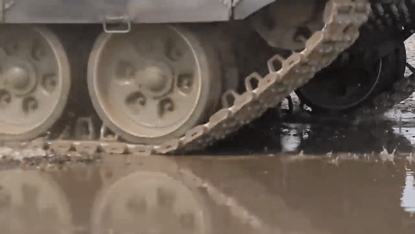 Ngoài ra trên xe còn có hệ thống điều khiển tự động cho lái xe với màn hình kỹ thuật số và camera phía sau, màn hình này hiển thị thông báo về bất cứ hư hại nào trên thân xe tăng.