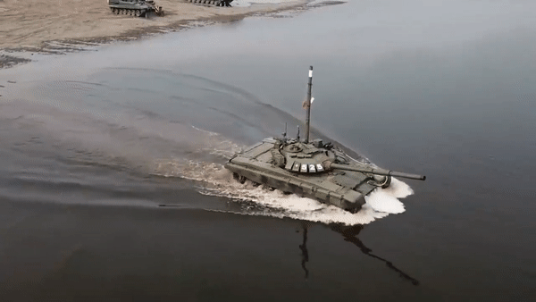 Khác biệt quan trọng nữa là xe tăng T-72B3 được trang bị hộp số tương tự như T-90MS.