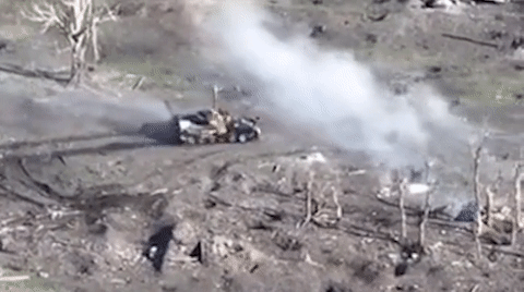 Trong cảnh tiếp theo, xe tăng Nga di chuyển tốc độ cao với tháp pháo hướng về phía trước, thể hiện rằng pháo thủ dường như vẫn điều khiển được khí tài.