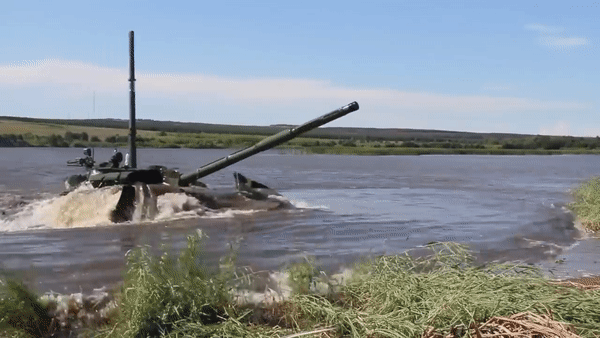 Vũ khí phòng không là súng máy hạng nặng Kord hoặc NSV cỡ nòng 12,7mm.