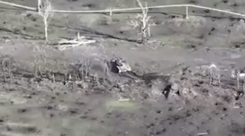 Tài khoản BTR80 chuyên đăng tư liệu về lực lượng thiết giáp Nga tham gia chiến dịch quân sự đặc biệt, hôm 3/6 chia sẻ đoạn video về sự sống sót kỳ diệu của xe tăng T-72B3 trên Telegram.