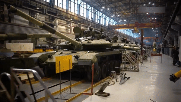 Hiện Nga đang có trong biên chế hàng trăm chiếc xe tăng T-90M, chúng không ngừng được hoàn tiện từ kinh nghiệm chiến trường.