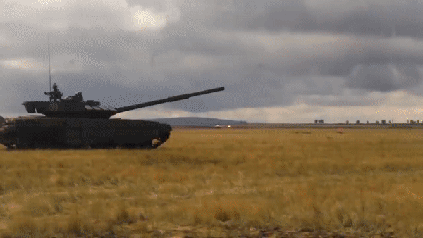 Bao phủ bên ngoài xe tăng T-90M là các lớp giáp phản ứng nổ thế hệ thứ tư tiên tiến mang tên Relikt, khối nổ 4S24 của nó có thể bố trí trong các hộp kim loại hoặc túi treo mềm.