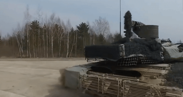 Một trong những tính năng chính của xe tăng T-90M là khả năng chia sẻ dữ liệu với các phương tiện khác trong thời gian thực. Điều này sẽ giúp các xe tăng phối hợp hiệp đồng tác chiến hiệu quả.