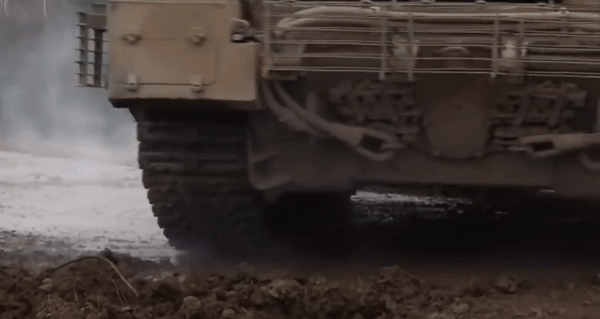 Một bổ sung quan trọng khác giúp tăng cường khả năng chiến đấu của T-90M chính là việc nó được trang bị thêm một máy phát điện diesel cỡ nhỏ có thể cấp điện cho các thiết bị điện tử trên xe trong trường hợp động cơ chính không hoạt động.
