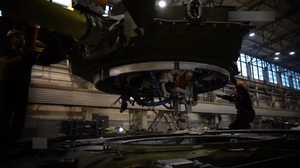 Ban đầu T-90M được phát triển như một giải pháp tình thế trong trường hợp dự án T-14 đổ bể.