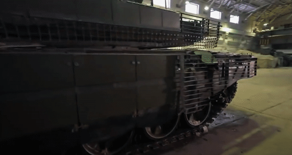 Hệ thống phòng vệ chủ động trên xe tăng T-90M cũng đã được nâng cấp giúp đối phó hiệu quả với vũ khí chống tăng.