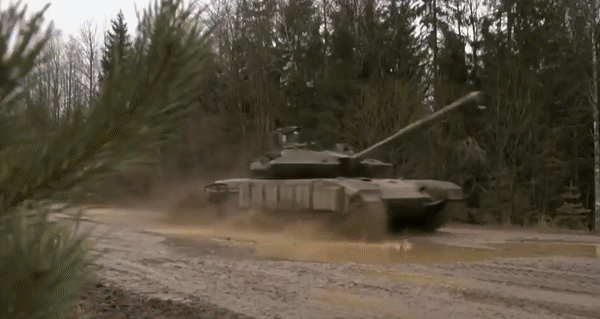 Các phiên bản xe tăng Nga phát triển sau này như T-90 và T-90M cũng vẫn theo triết lý thiết kế nhỏ gọn, điều này có lợi thế là dễ cơ động và ẩn lấp nhưng lại gây khó chịu cho kíp điều khiển xe.