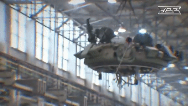 Các xe tăng T-72 được Nga đưa từ các kho dự trữ, hoặc từ các đơn vị đang sử dụng, để tới nhà máy nâng cấp.