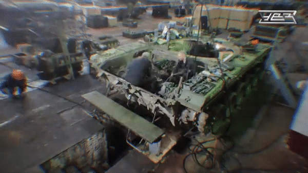 Xe tăng được lắp bộ xích mới, tháp pháo được nâng cấp và màn chắn bảo vệ 2 bên sườn.