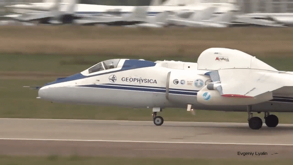 Phi cơ có thể nhanh chóng đạt trần bay hơn 21 km, nhưng thời gian hoạt động chỉ kéo dài khoảng hai giờ.