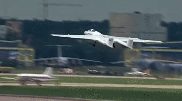 Thời gian hoạt động liên tục trên không chỉ là 2,25 giờ ở độ cao 17.000m, còn nếu bay ở độ cao 21.000m thì chỉ trong 35 phút.