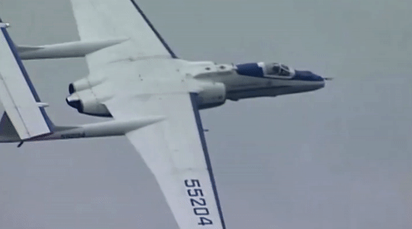 Đồng thời các bề mặt cánh lái phải chịu tải lớn quá mức cho phép và phanh gió tỏ ra kém hiệu quả.