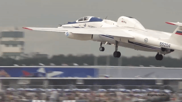 Máy bay ứng dụng thiết kế hai đuôi, sử dụng một động cơ tua-bin phản lực Kolesov RD36-51V mạnh nhất của Liên Xô khi đó.