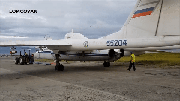 Đồng thời tạo ra vết rách rộng nhiều mét vuông khi bắn trúng đích.