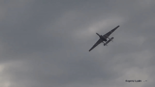 Loại máy bay này cũng được hỗ trợ bởi một cụm đo xa laser với tầm hoạt động 8 km.