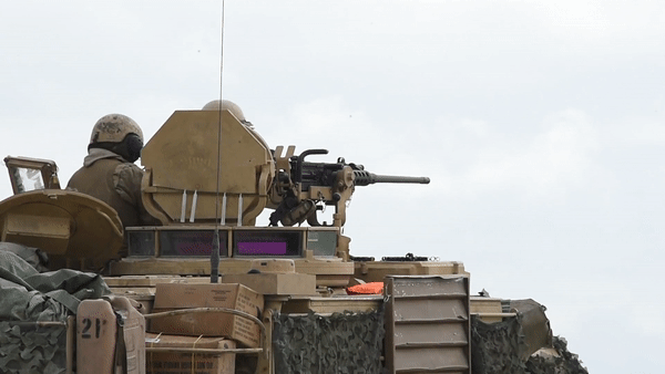 Xe tăng M1 Abrams có lẽ là trường hợp khá lạ lùng, bởi lẽ như chúng ta đã nói ở trên, loại chiến xa này trong tay quân Mỹ thì phát huy tối đa hiệu quả, khiến các lực lượng xe tăng đối phương khiếp sợ như tại cuộc chiến Iraq khi nó tiêu diệt hàng trăm xe tăng T-55, T-62 và T-72 đối phương.