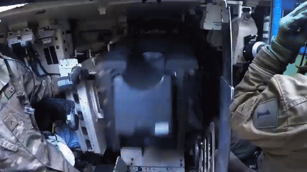 Điều đáng nói là xe tăng M1 Abrams trong tay quân đội Mỹ chúng thực sự uy lực, nhưng trong tay các quân đội khác như Iraq và Saudi Arabia thì chúng thực sự đáng thất vọng.