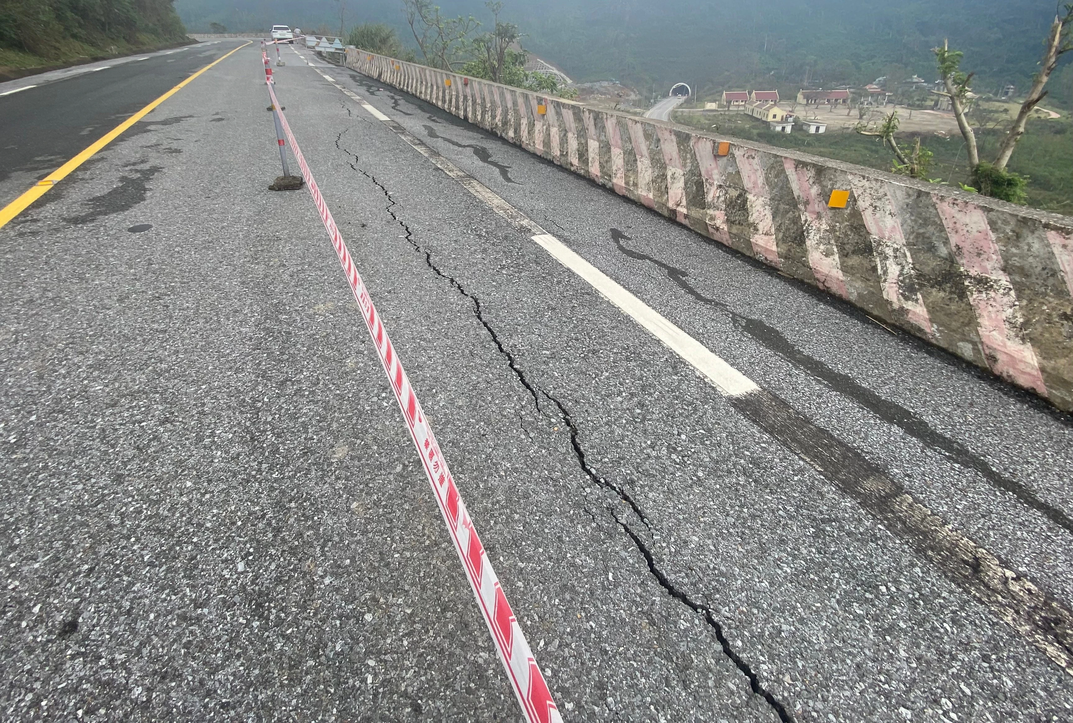 Cận cảnh vết nứt dài trên QL 1A đoạn qua Đèo Ngang