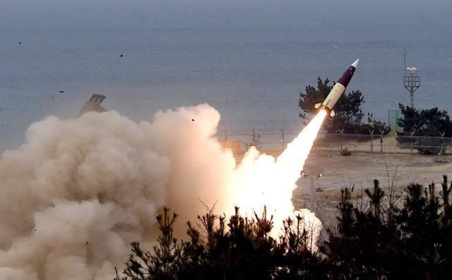 Tên lửa đạn đạo chiến thuật ATACMS, vũ khí mà Mỹ “phân vân” khi viện trợ cho Ukraine, do lo ngại chiến tranh leo thang. Ảnh Wikipedia 7.jpg
